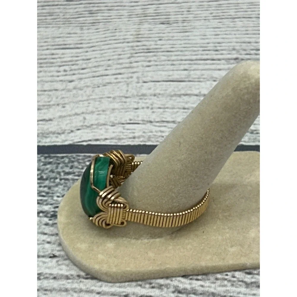 Vintage Gold Tone Wire Wrapped Ring with Green Malachite Oval Stone‎ Size 9